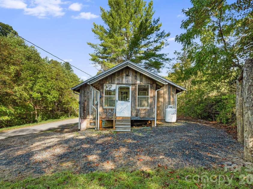 456 Maney Branch Road, Burnsville, NC 28714.  MLS# CAR4370501, YatesRealty ID 13197. 