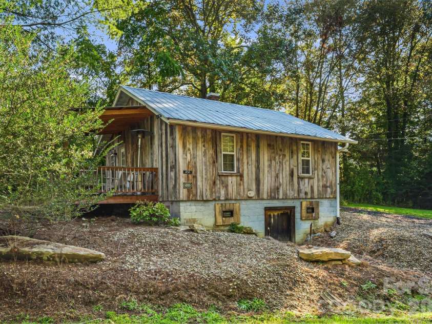 456 Maney Branch Road, Burnsville, NC 28714.  MLS# CAR4370501, YatesRealty ID 13197. 
