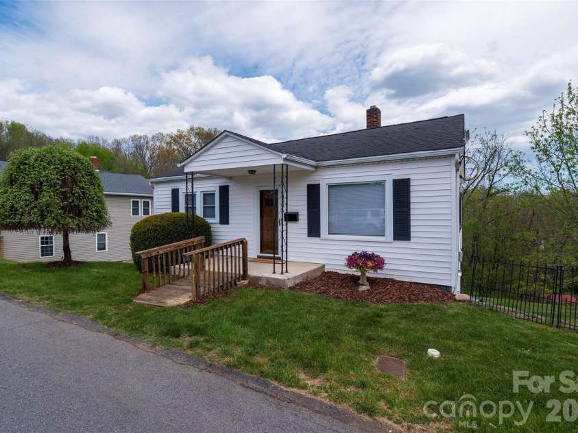 166 Spruce Street, Canton, NC 28716.  MLS# CAR4370181, YatesRealty ID 13198. 