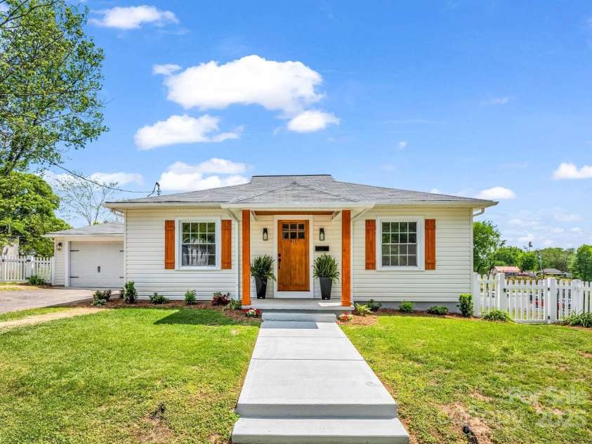 411 Sycamore Street, Lincolnton, NC 28092.  MLS# CAR4257248, YatesRealty ID 13199. 