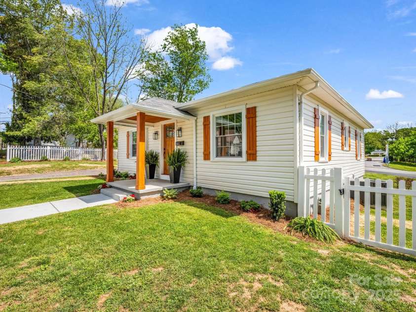 411 Sycamore Street, Lincolnton, NC 28092.  MLS# CAR4257248, YatesRealty ID 13199. Front side