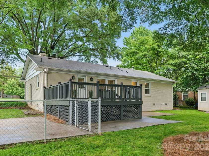 1700 Emerywood Drive, Charlotte, NC 28210.  MLS# CAR4257039, YatesRealty ID 13201. 