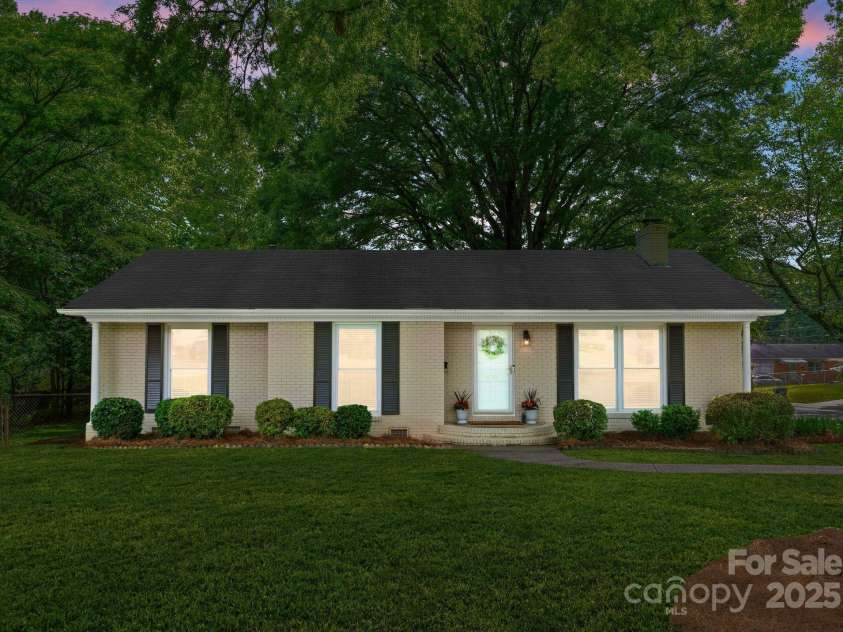 1700 Emerywood Drive, Charlotte, NC 28210.  MLS# CAR4257039, YatesRealty ID 13201. 