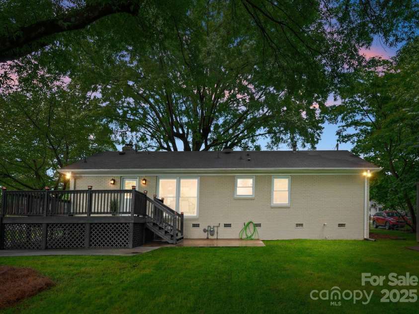 1700 Emerywood Drive, Charlotte, NC 28210.  MLS# CAR4257039, YatesRealty ID 13201. 