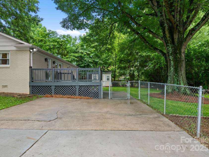 1700 Emerywood Drive, Charlotte, NC 28210.  MLS# CAR4257039, YatesRealty ID 13201. 