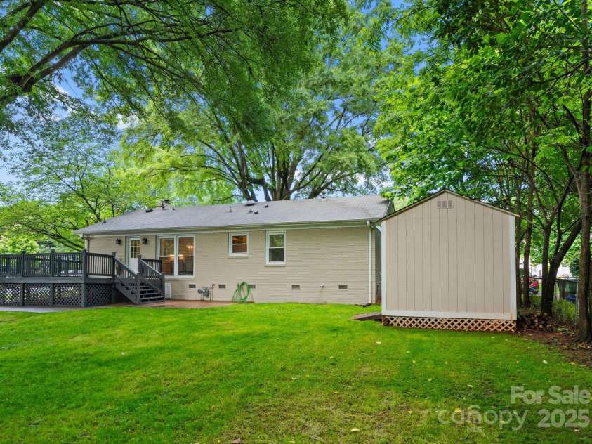 1700 Emerywood Drive, Charlotte, NC 28210.  MLS# CAR4257039, YatesRealty ID 13201. 