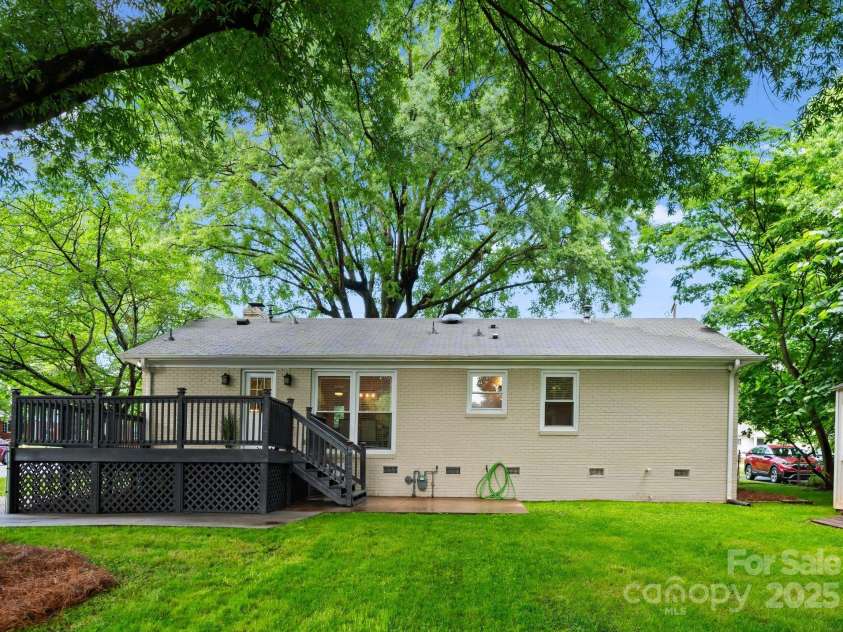 1700 Emerywood Drive, Charlotte, NC 28210.  MLS# CAR4257039, YatesRealty ID 13201. 