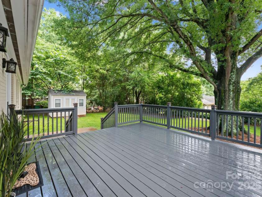 1700 Emerywood Drive, Charlotte, NC 28210.  MLS# CAR4257039, YatesRealty ID 13201. 