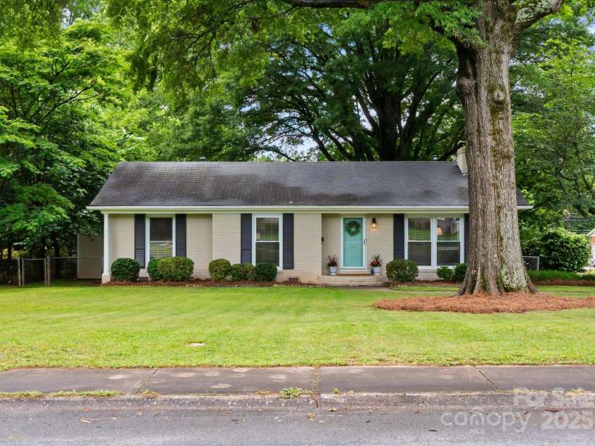 1700 Emerywood Drive, Charlotte, NC 28210.  MLS# CAR4257039, YatesRealty ID 13201. 
