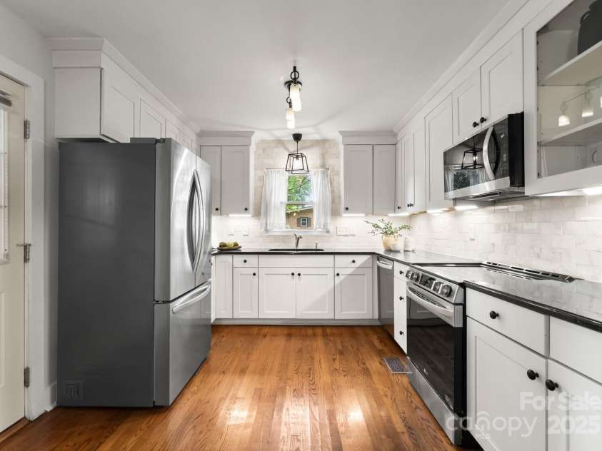 1700 Emerywood Drive, Charlotte, NC 28210.  MLS# CAR4257039, YatesRealty ID 13201. 