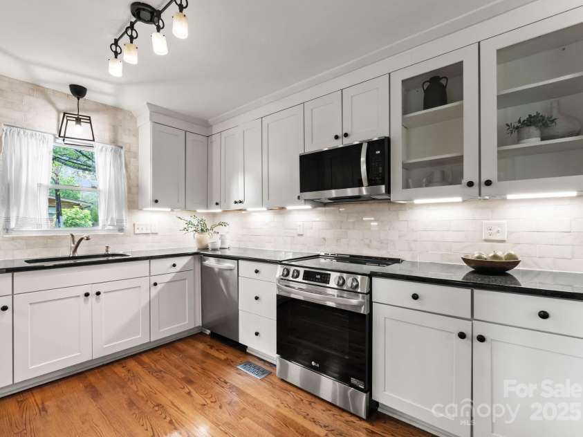 1700 Emerywood Drive, Charlotte, NC 28210.  MLS# CAR4257039, YatesRealty ID 13201. 