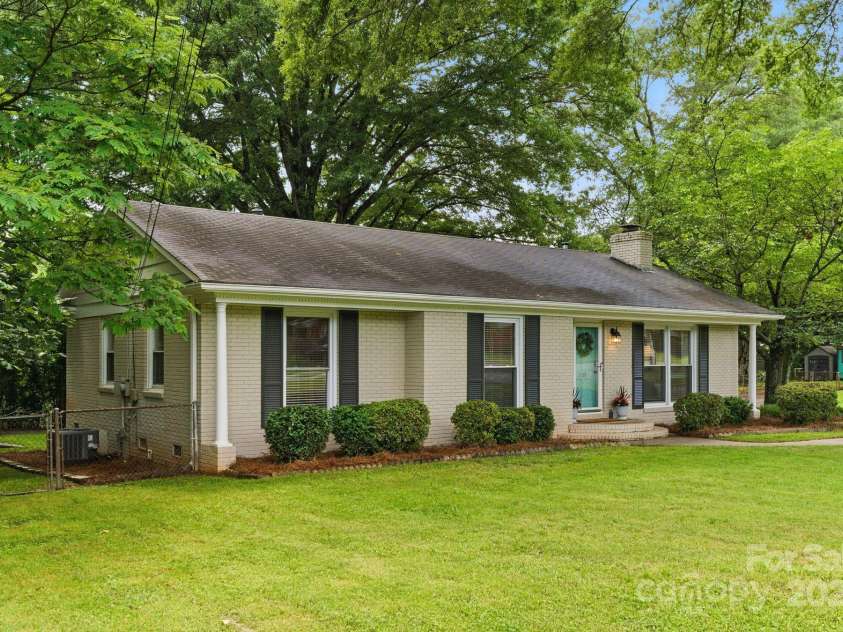 1700 Emerywood Drive, Charlotte, NC 28210.  MLS# CAR4257039, YatesRealty ID 13201. A beautifully updated ranch on a flat corner lot in a pedestrian-friendly South Charlotte location.