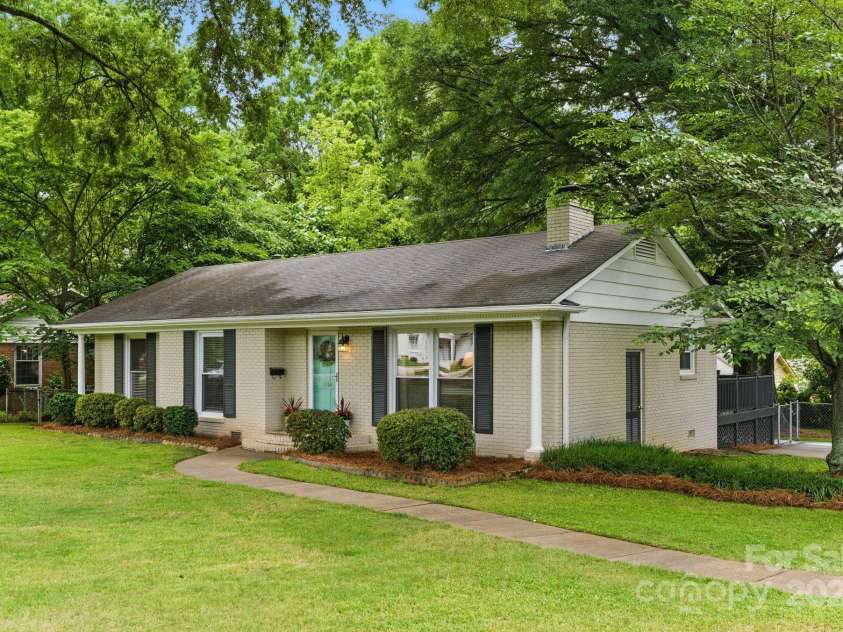 1700 Emerywood Drive, Charlotte, NC 28210.  MLS# CAR4257039, YatesRealty ID 13201. A sprawling shaded lot