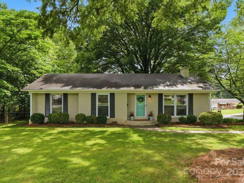 1700 Emerywood Drive, Charlotte, NC 28210.  MLS# CAR4257039, YatesRealty ID 13201. Welcome to 1700 Emerywood Drive