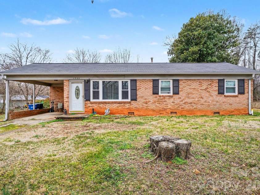 1725 26th Street, Hickory, NC 28601.  MLS# CAR4347005, YatesRealty ID 13202. 