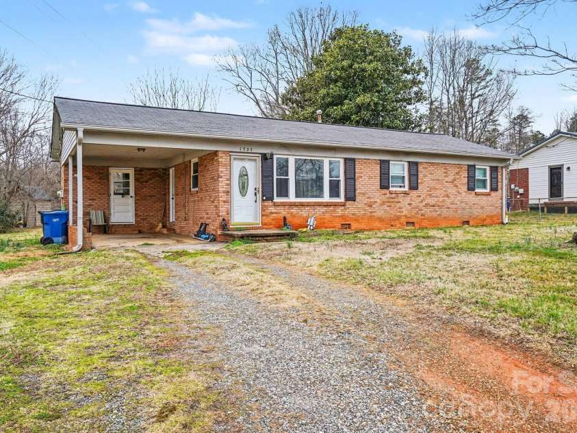 1725 26th Street, Hickory, NC 28601.  MLS# CAR4347005, YatesRealty ID 13202. 