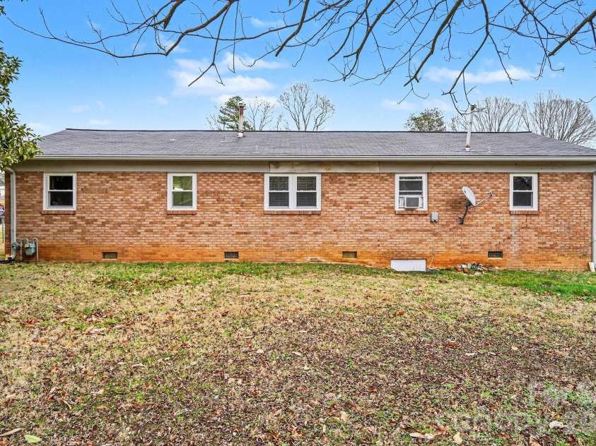 1725 26th Street, Hickory, NC 28601.  MLS# CAR4347005, YatesRealty ID 13202. 