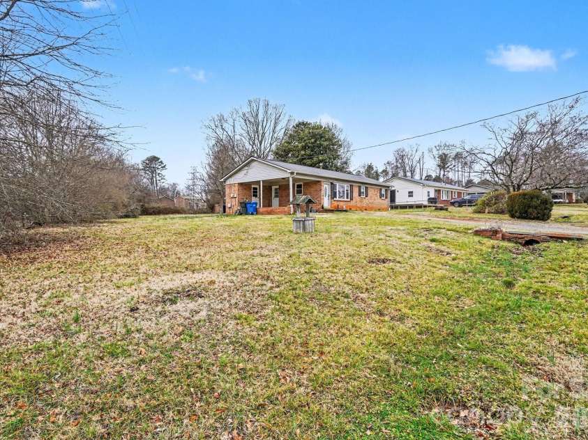 1725 26th Street, Hickory, NC 28601.  MLS# CAR4347005, YatesRealty ID 13202. 