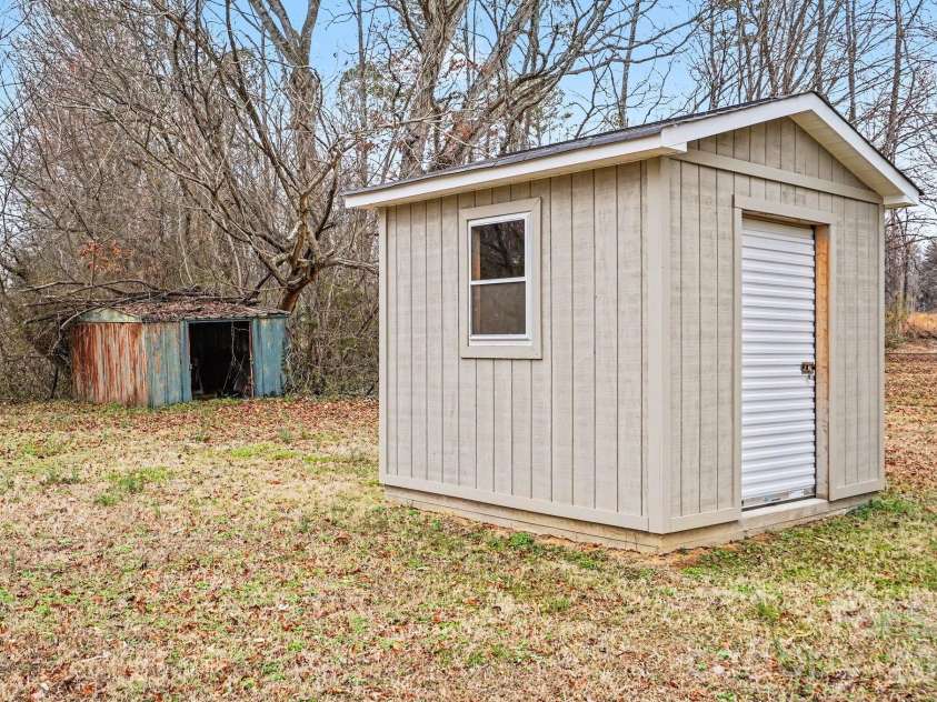 1725 26th Street, Hickory, NC 28601.  MLS# CAR4347005, YatesRealty ID 13202. 