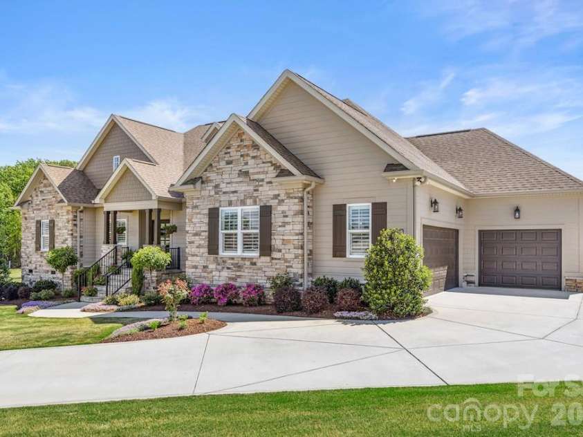 2463 Bridle Court, Lincolnton, NC 28092.  MLS# CAR4370380, YatesRealty ID 13203. 