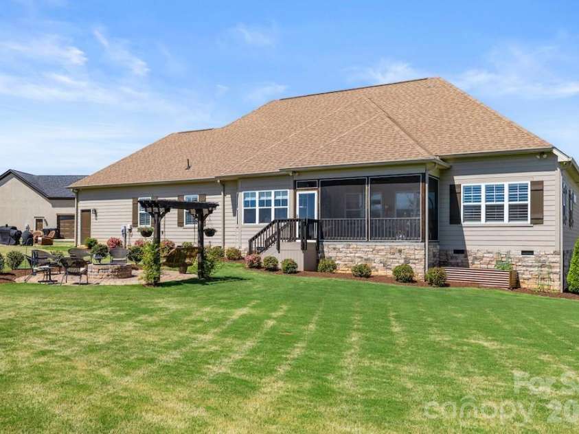 2463 Bridle Court, Lincolnton, NC 28092.  MLS# CAR4370380, YatesRealty ID 13203. 