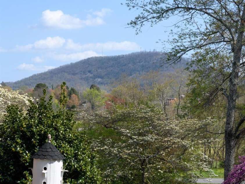 885 Beverly Circle, Lenoir, NC 28645.  MLS# CAR4361813, YatesRealty ID 13204. 