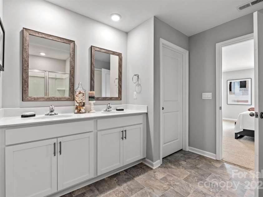 1024 20th Avenue Way, Hickory, NC 28602.  MLS# CAR4212399, YatesRealty ID 13205. 