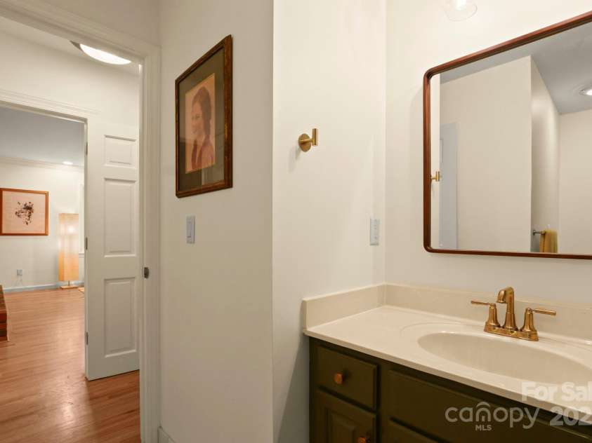 127 Boulder Lane, Blowing Rock, NC 28605.  MLS# CAR4290340, YatesRealty ID 13205. Main-level full bath
