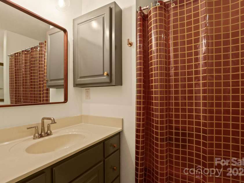 127 Boulder Lane, Blowing Rock, NC 28605.  MLS# CAR4290340, YatesRealty ID 13205. Main-level full bath