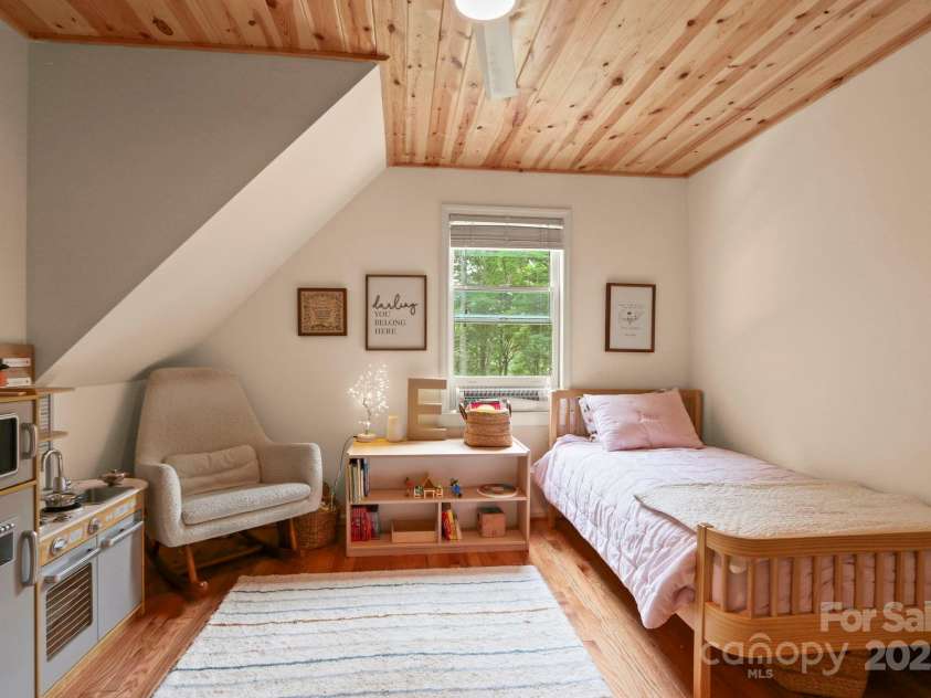 127 Boulder Lane, Blowing Rock, NC 28605.  MLS# CAR4290340, YatesRealty ID 13205. Upper-level bedroom with half bath