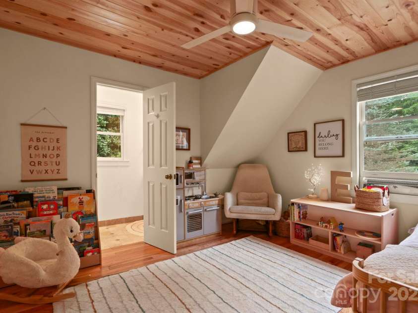 127 Boulder Lane, Blowing Rock, NC 28605.  MLS# CAR4290340, YatesRealty ID 13205. Upper-level bedroom with half bath