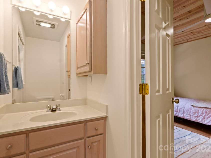 127 Boulder Lane, Blowing Rock, NC 28605.  MLS# CAR4290340, YatesRealty ID 13205. Upper-level bedroom with half bath