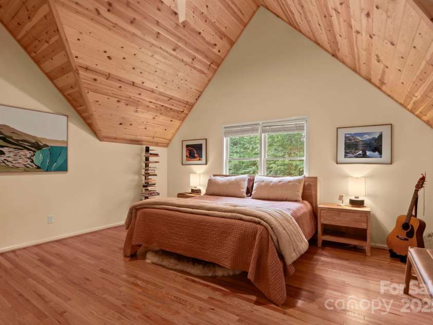 127 Boulder Lane, Blowing Rock, NC 28605.  MLS# CAR4290340, YatesRealty ID 13205. Upper-level primary suite