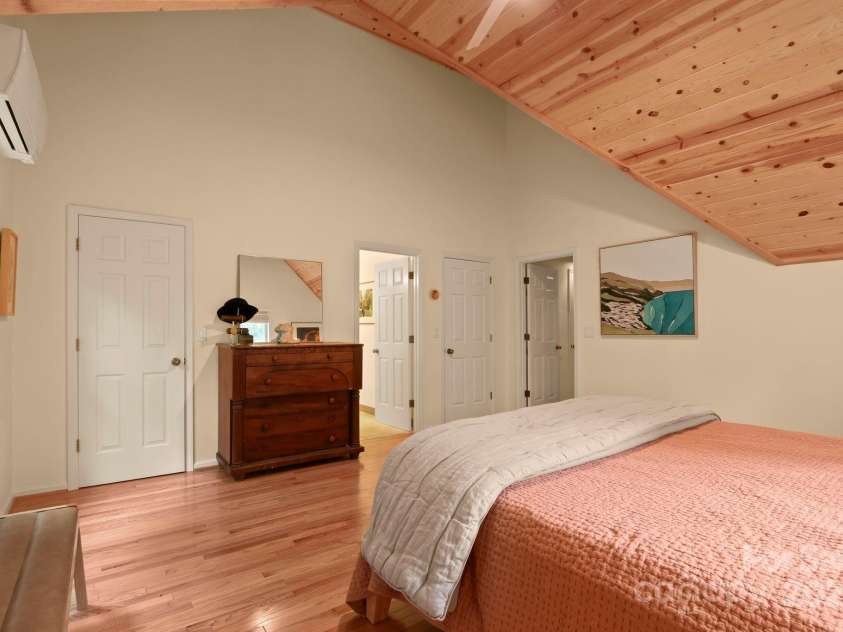 127 Boulder Lane, Blowing Rock, NC 28605.  MLS# CAR4290340, YatesRealty ID 13205. Upper-level primary suite