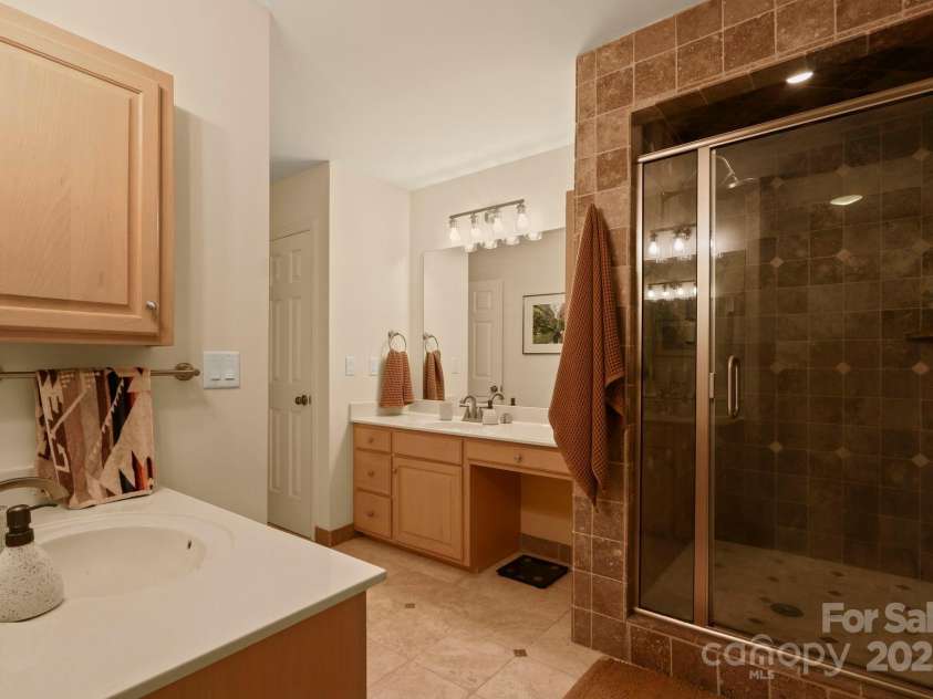127 Boulder Lane, Blowing Rock, NC 28605.  MLS# CAR4290340, YatesRealty ID 13205. Upper-level primary suite bath