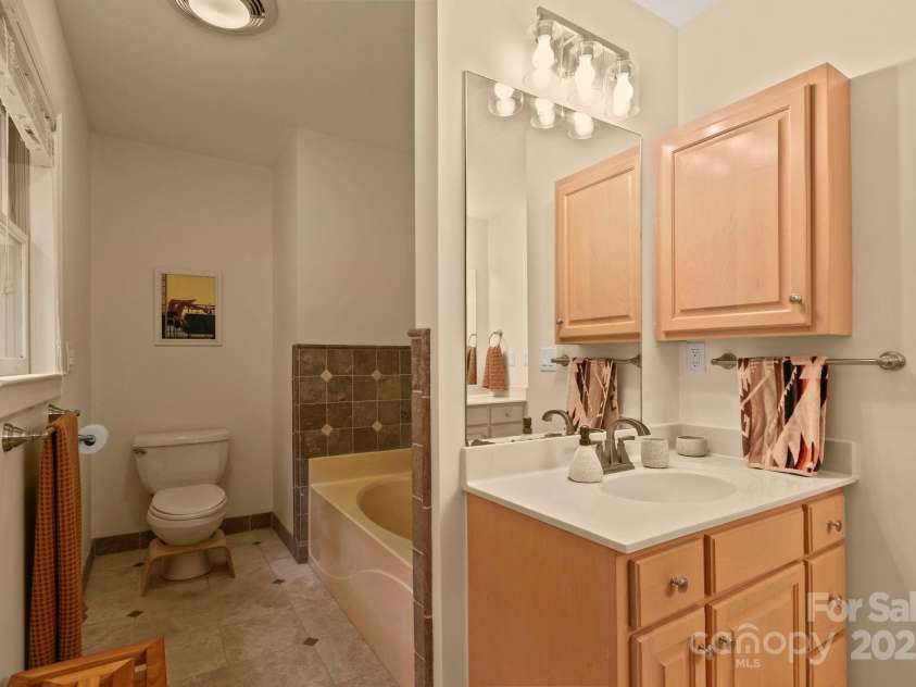 127 Boulder Lane, Blowing Rock, NC 28605.  MLS# CAR4290340, YatesRealty ID 13205. Upper-level primary suite bath
