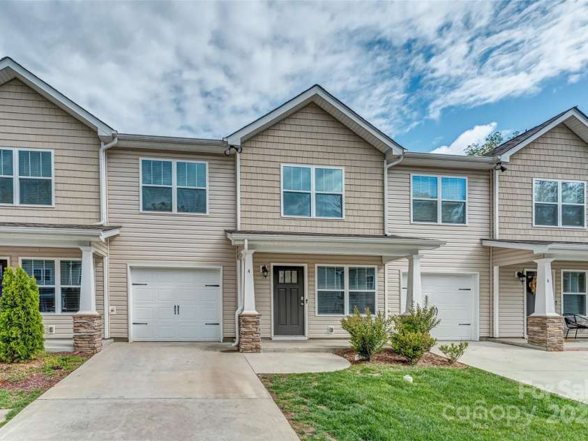 4 Chambers Garden Drive, Arden, NC 28704.  MLS# CAR4247013, YatesRealty ID 13206. 