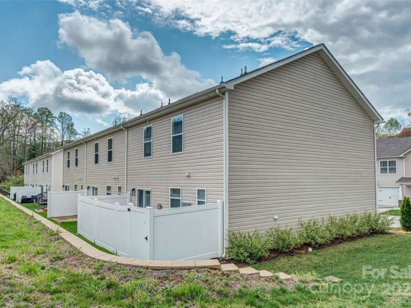 4 Chambers Garden Drive, Arden, NC 28704.  MLS# CAR4247013, YatesRealty ID 13206. 