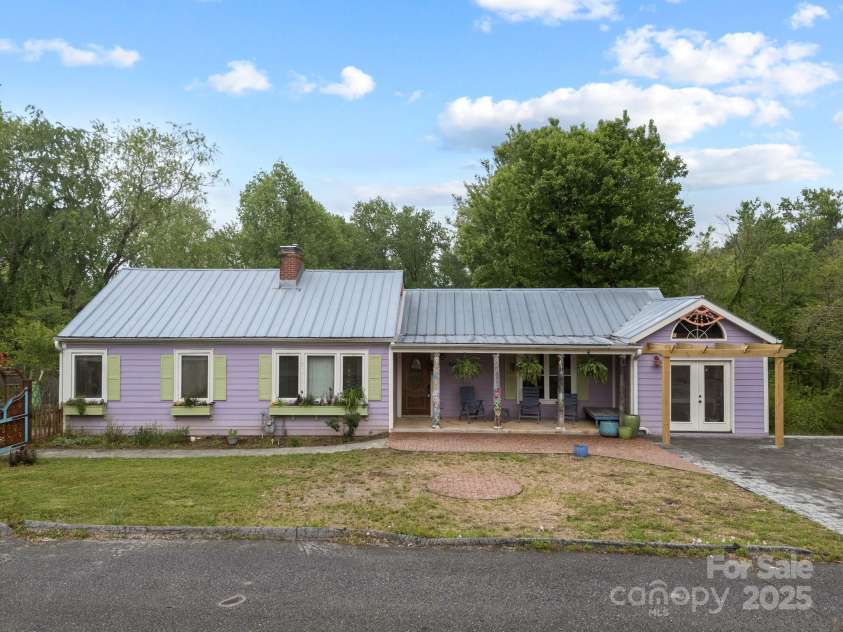 924 Judsen Lane, Hendersonville, NC 28739.  MLS# CAR4252263, YatesRealty ID 13207. 