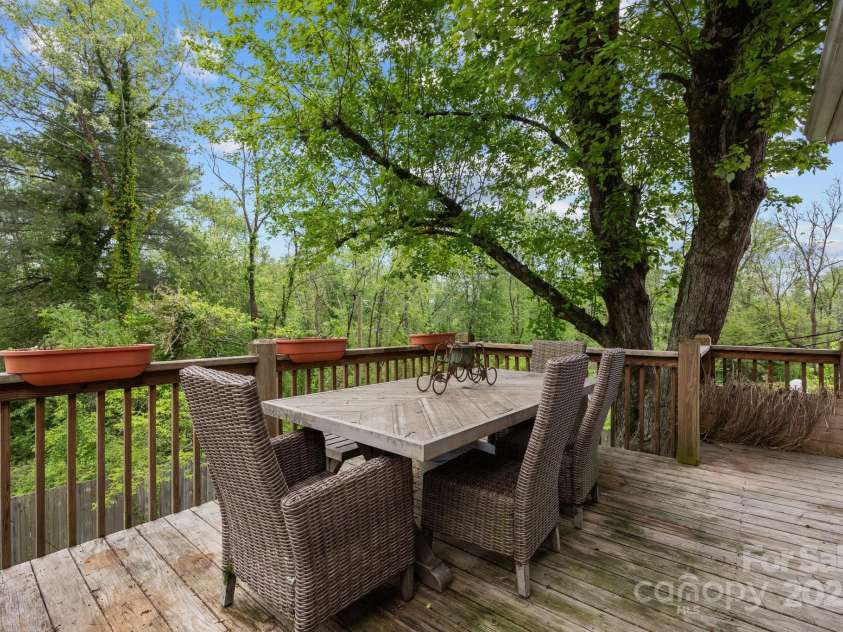 924 Judsen Lane, Hendersonville, NC 28739.  MLS# CAR4252263, YatesRealty ID 13207. 