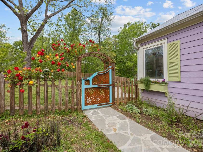 924 Judsen Lane, Hendersonville, NC 28739.  MLS# CAR4252263, YatesRealty ID 13207. 