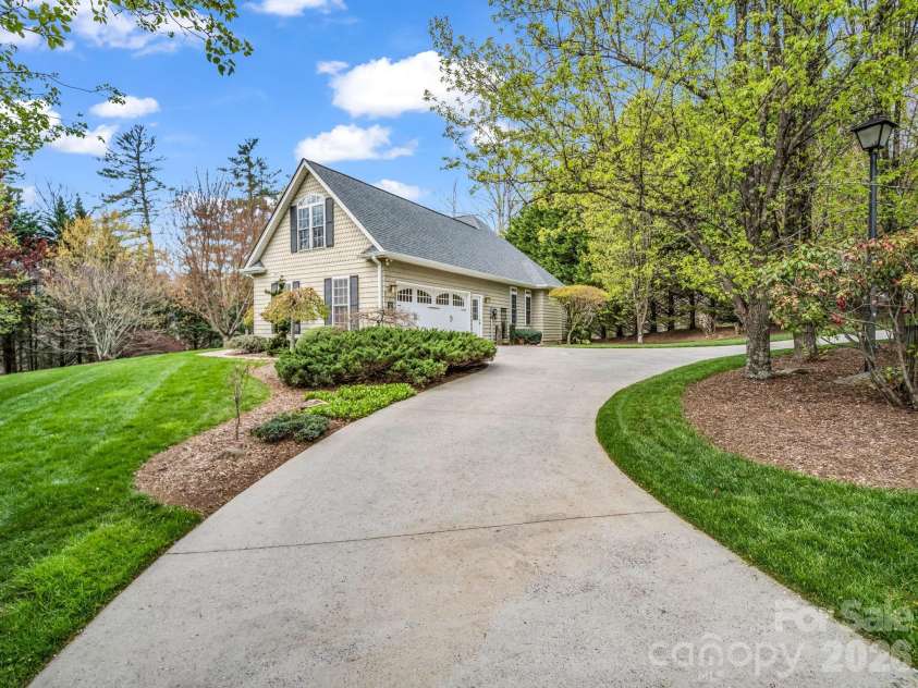 21 Kanuga Forest Drive, Hendersonville, NC 28739.  MLS# CAR4350082, YatesRealty ID 13208. Circular Driveway 
