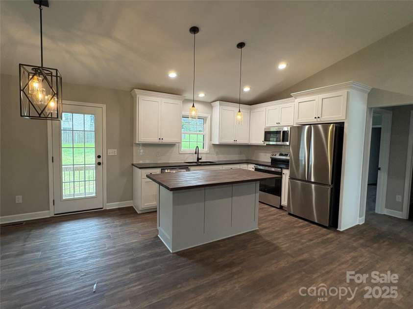 8222 Madison Lane, Hickory, NC 28602.  MLS# CAR4256191, YatesRealty ID 13208. Granite kitchen perimeter countertops
