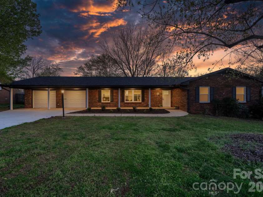 715 Sunridge Drive, Lincolnton, NC 28092.  MLS# CAR4357700, YatesRealty ID 13210. 