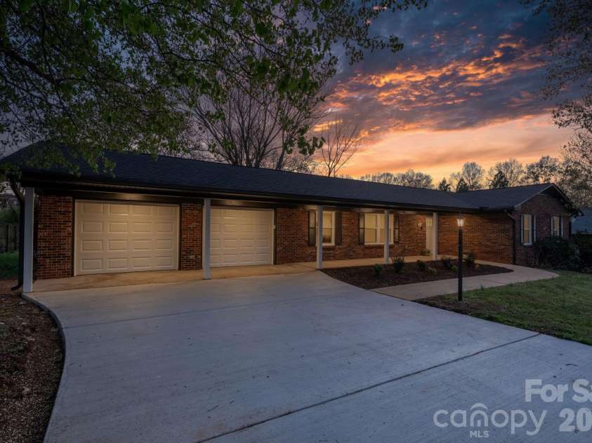 715 Sunridge Drive, Lincolnton, NC 28092.  MLS# CAR4357700, YatesRealty ID 13210. 