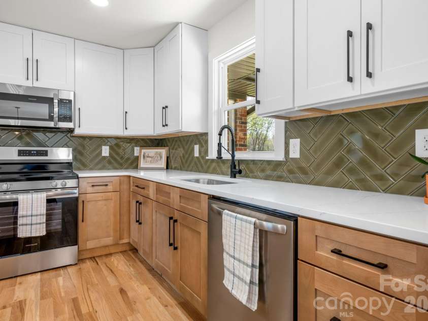715 Sunridge Drive, Lincolnton, NC 28092.  MLS# CAR4357700, YatesRealty ID 13210. 