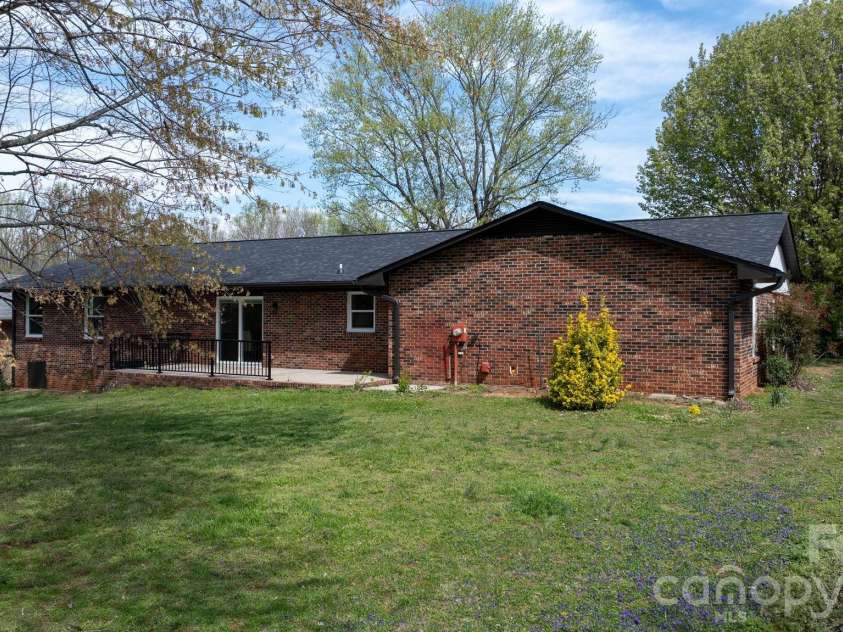 715 Sunridge Drive, Lincolnton, NC 28092.  MLS# CAR4357700, YatesRealty ID 13210. 
