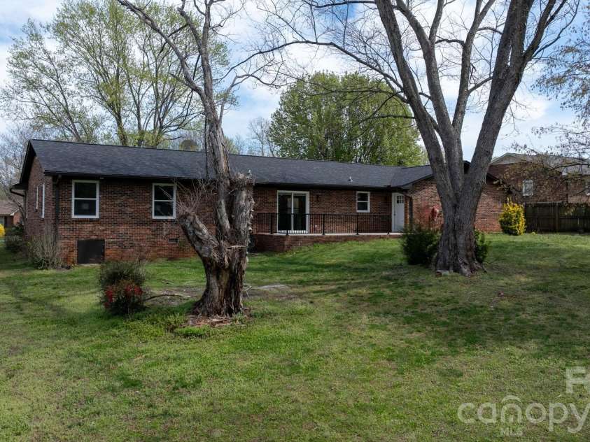 715 Sunridge Drive, Lincolnton, NC 28092.  MLS# CAR4357700, YatesRealty ID 13210. 