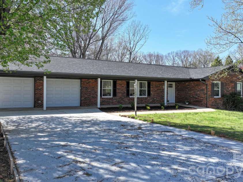 715 Sunridge Drive, Lincolnton, NC 28092.  MLS# CAR4357700, YatesRealty ID 13210. 