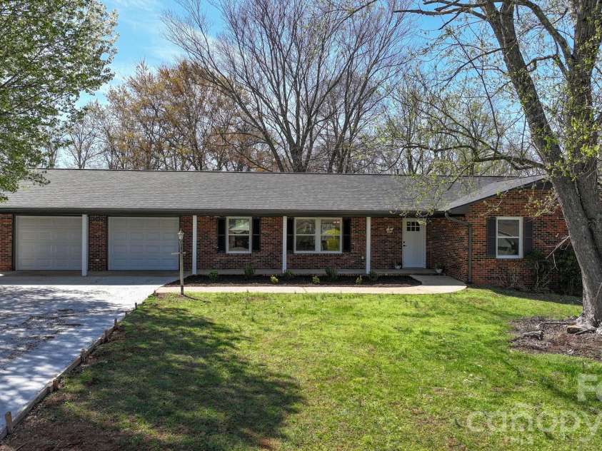 715 Sunridge Drive, Lincolnton, NC 28092.  MLS# CAR4357700, YatesRealty ID 13210. 